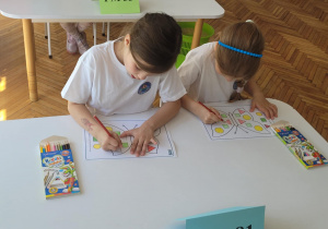 Dzieci kolorują na czerwono trójkąty
