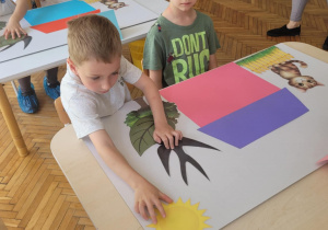 Chłopiec układa słońce w prawym górnym rogu