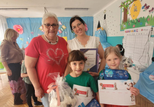 Przedszkole Miejskie nr 50 z dyrektorem, nauczycielem oraz dziećmi z nagrodami