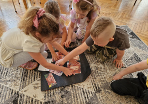 Dzieci ukladają puzzle