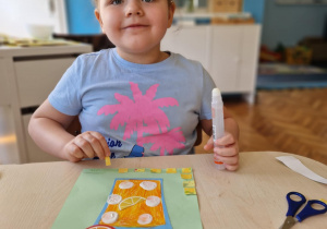 Dziewczynka z wykonana praca plasyczną lemoniada