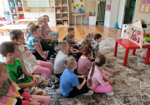 Dzieci oglądają teatrzyk o dzieciach z różnych stron świata