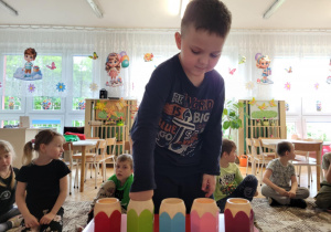 Chłopiec losuje pytanie