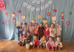 Dzieci pod napisem Dzień Dziecka