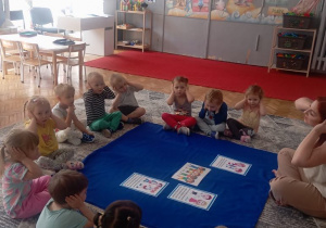 Dzieci naśladuja nauczyciela