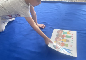 Chłopiec kładzie na materiale ilustracje dzieci