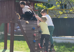 Chłopcy wspinają się na domek