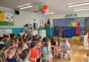 Rozpoczęcie przedstawienia teatralnego z okazji Dnia Dziecka