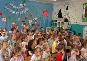 Dzieci oglądające przedstaiwenie