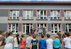 Pani dyrektor składająca życzenia na tarasie przedszkolnym