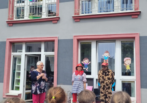Pani dyrektor z prowadzącymi imprezę z okazji Dnia Dziecka
