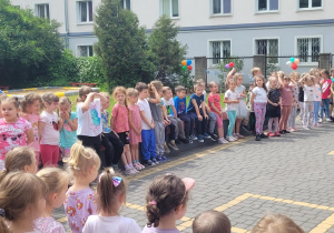 Dzieci rozpoczynające zabawę na tarasie przedszkolnym