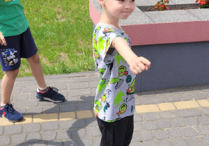 Chłopiec wskazuje prawą stronę