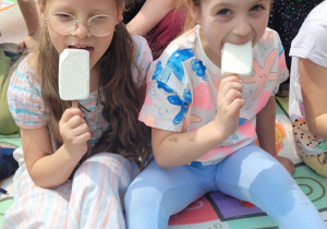 Dzieci jedza lody