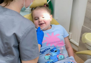 Dziewczynka na fotelu stomatologicznym