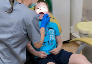 Chłopiec na fotelu stomatologicznym