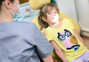 Dziewczynka na przeglądzie stomatologicznym