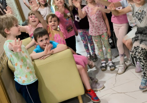 Dzieci w poczekalni stomatologicznej