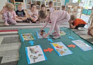 Dziewczynka kładzie ilustrację dzieci z Afryki
