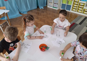 Dzieci układają puzzle
