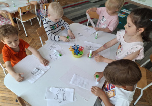 Dzieci przyklejają puzzle