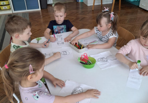 Dzieci kolorują obrazki