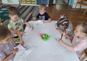 Dzieci przecinają puzzle