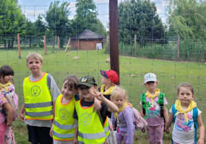 Dzieci stoją a z tyłu są żółwie