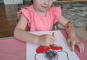Dziewczynka stempluje na czerwono