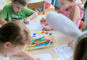 Dzieci malują kredkami pastelowymi