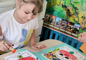Dziewczynka stempluje kropki