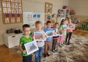 Dzieci ustawione z ilustracjami od najstarszego do najnowocześniejszgego pociągu