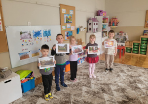 Dzieci ustawione z ilustracjami od najstarszego do najnowocześniejszgego autokaru