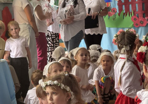 Wręczenie przentów przez rodziców