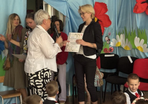 Dyrektor wręcza podziękowania rodzicowi z grupy trzeciej