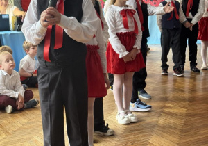 Chłopiec mówi do mikrofonu