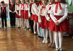 Dziewczynki ustawione w półkolu