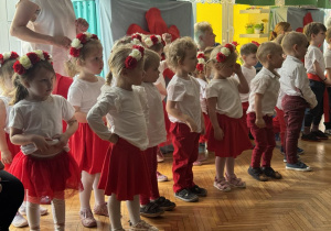 Maluszki śpiewaja pisoenkę o lecie