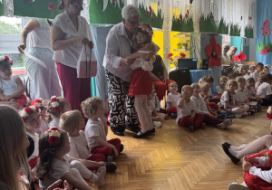 Dziewczynka dostaje prezent i dyplom