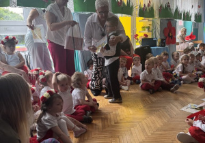 Chłopie dostaje prezent i dyplom