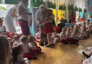 Dziewczynę ściska pani dyrektor i daje prezent oraz dyplom
