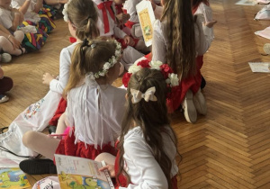 Dziewczynki z prezentami i dyplomami