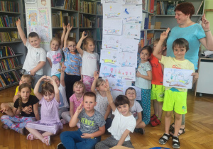 Dzieci z panią bibliotekarką w szkole