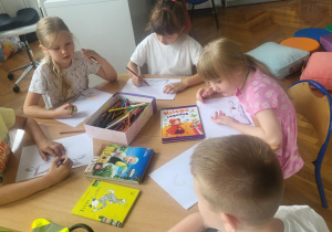 Dzieci przy stoliku podczas pracy plastycznej