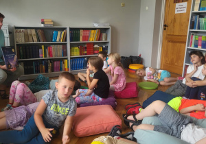 Dzieci leżą na wielkich poduchach