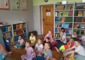 Pani biblioekarka opowiada o bibilotece szkolnej