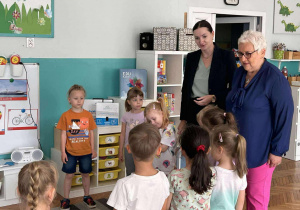 Pani dyrektor i pani wiceprezydent z dziećmi grupy drugiej