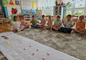 Dzieci z instrumentamki na dywanie