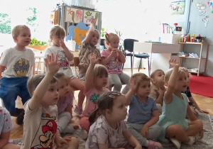 Dzieci słuchają opowiadania