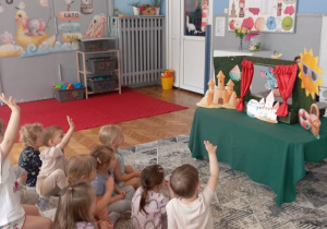 Dzieci odpoiwadają na pytania